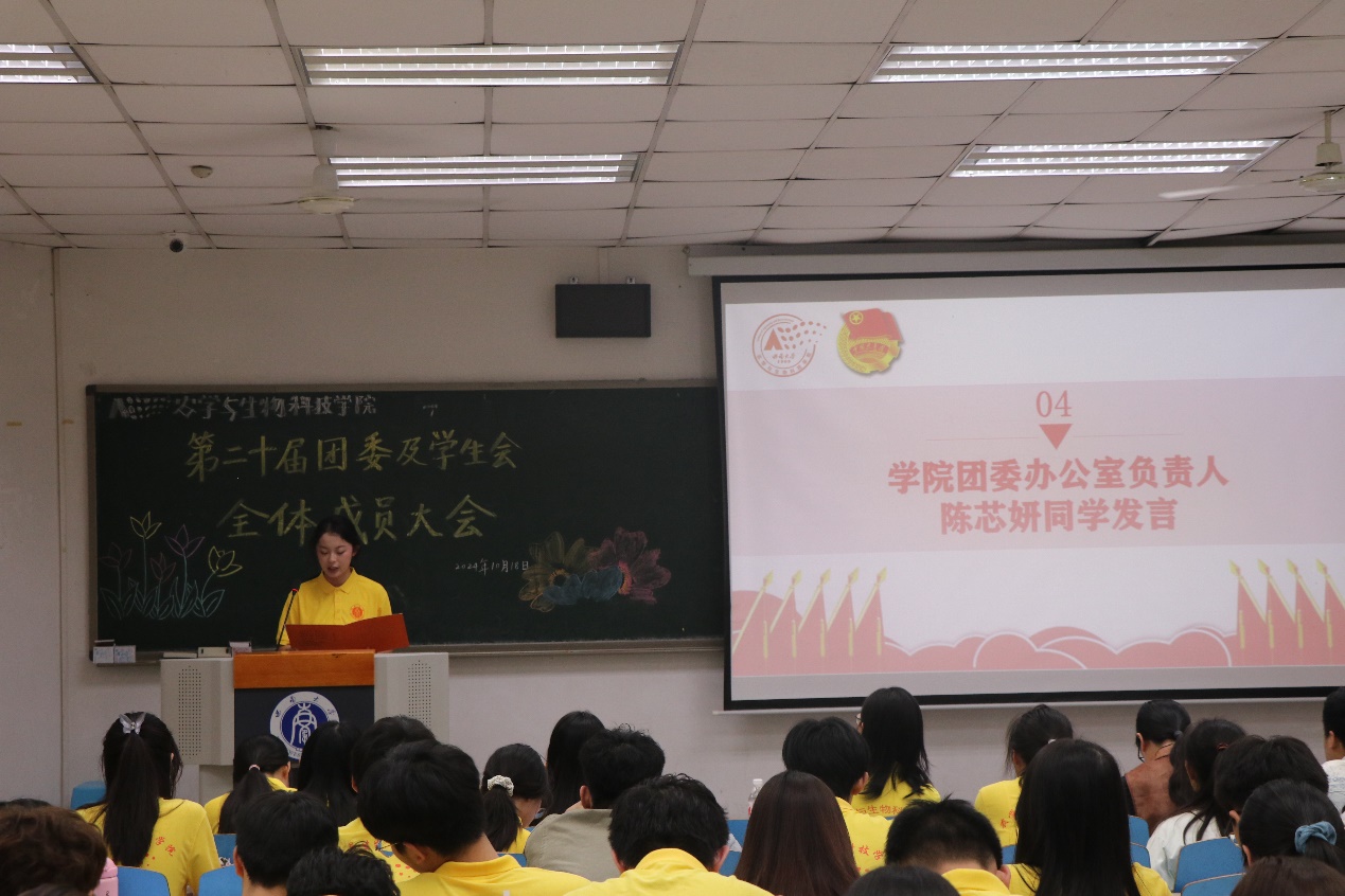 一群人在开会描述已自动生成 一群人在开会描述已自动生成